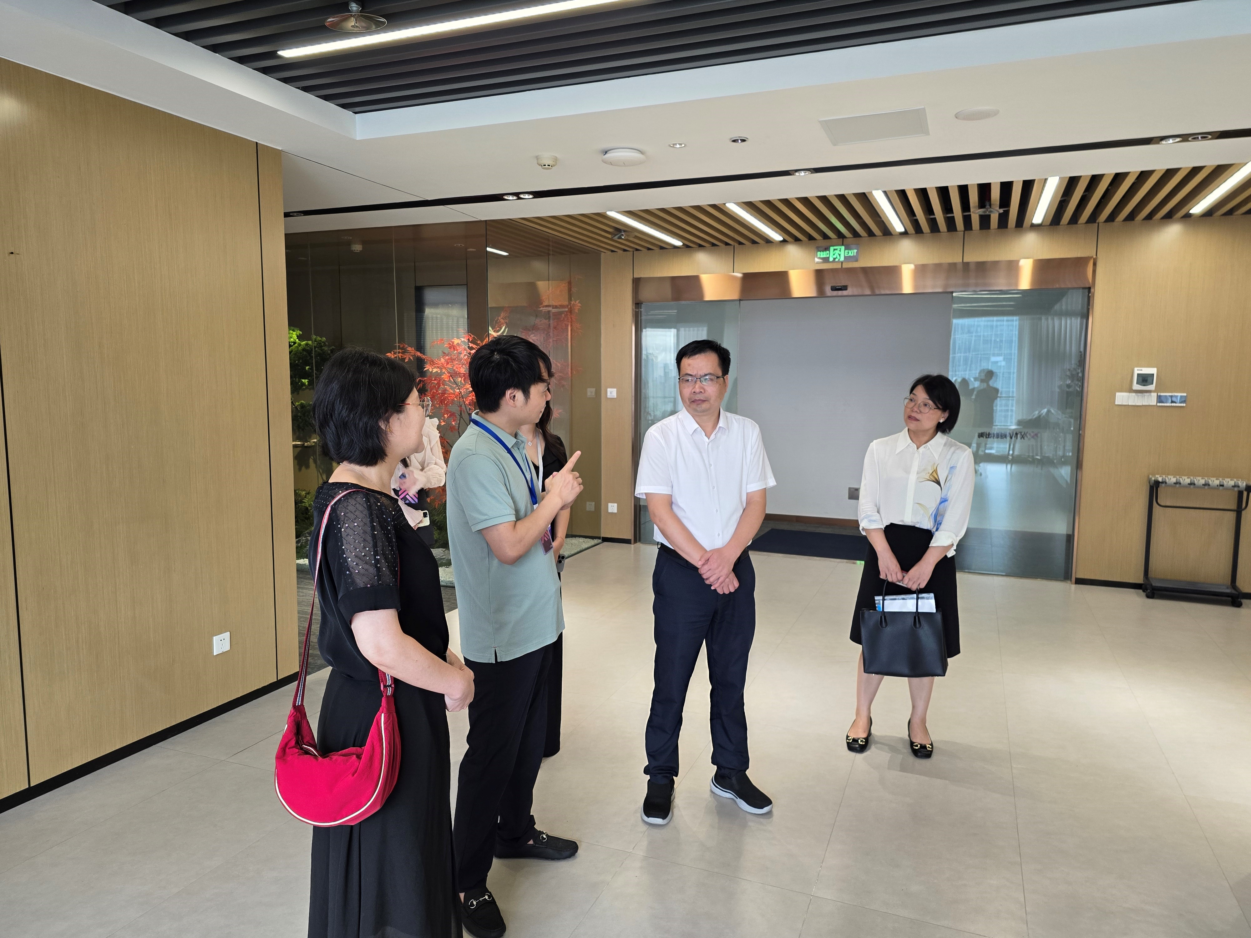 湖南城市学院袁志成副书记带队赴湖南众笑文化传媒.jpg